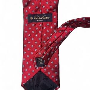 Brooks Brothers Pure Silk Tie Woven in Italy Made in USA Italian Silk Floral Red